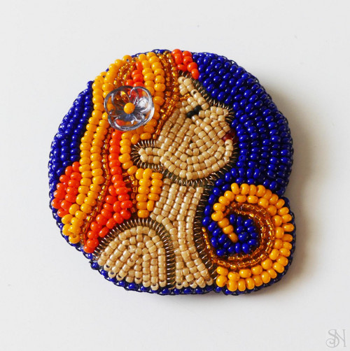 Handmade šitá korálková brošňa pre znamenie panna