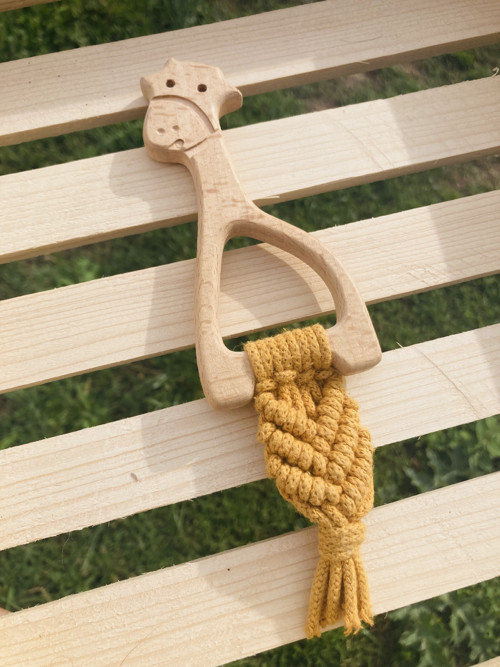 Dřevěné macramé kousátko Živá Žirafa