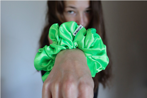 Saténová scrunchie gumička do vlasů, NEON zelená