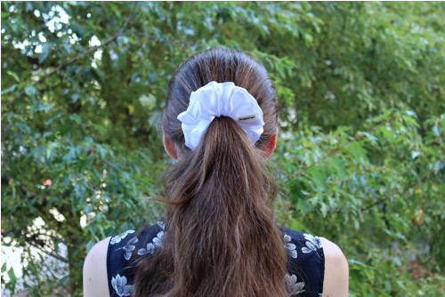 Bílá lesklá SCRUNCHIE gumička do vlasů — foto 1