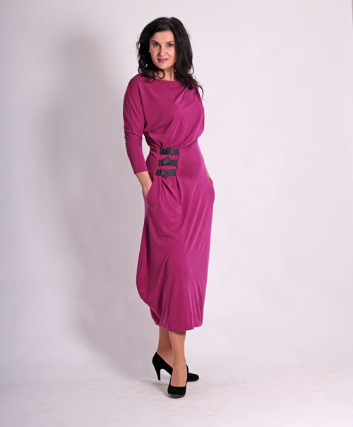 Tmavěrůžové dlouhé šaty s pásky