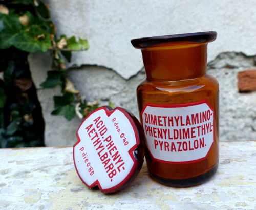 Dimethylamino-phenyl dimethyl. ...lékárenská lahev