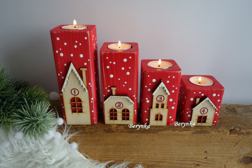Dřevěné adventní svícny-červené s přírodními domeč