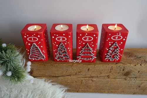 Dřevěné adventní svícny - červené se stromečky