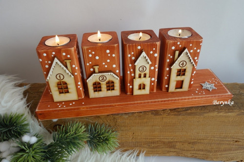 Dřevěné adventní svícny - hnědé s přír. domečky