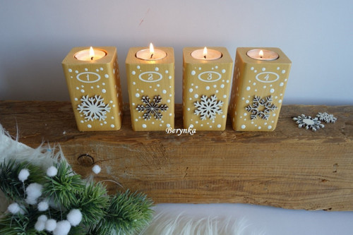 Dřevěné adventní svícny-zlaté s vločkami