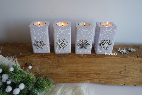 Dřevěné adventní svícny-fialové s vločkami