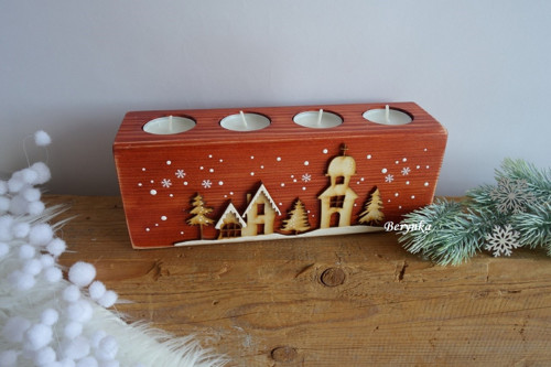 Dřevěný adventní svícen s vesničkou