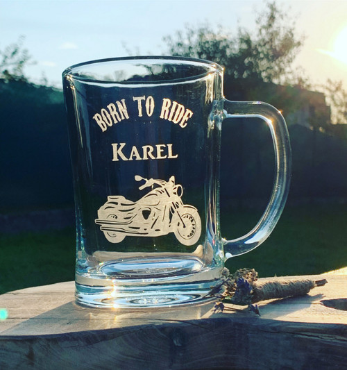 Pískovaný krýgl "BORN TO RIDE"