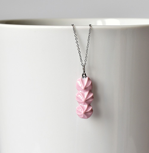 "Šlehačka" porcelánový přívěsek světle růžový