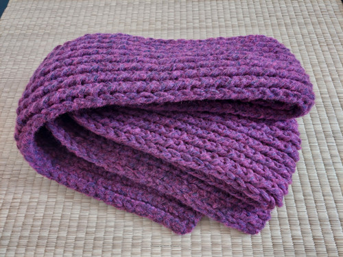 Ručně pletená šála = purpurová / fialová žíhaná