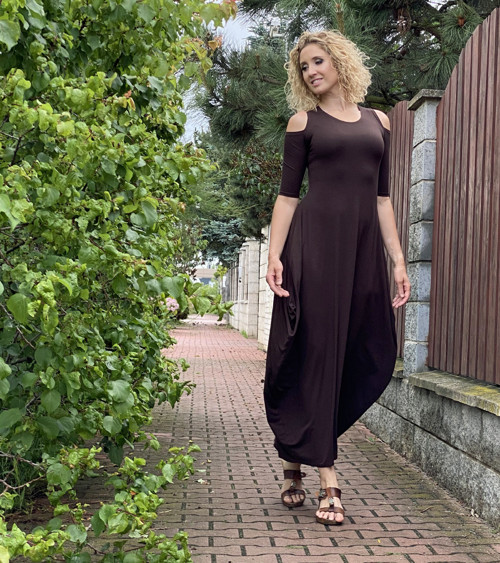 Hnědé dlouhé šaty s volnými rameny