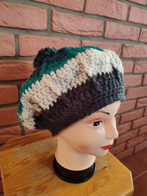 Dámský baret s bambulkou