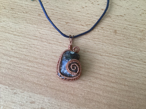 Drátkovaný náhrdelník s minerálem Turritella
