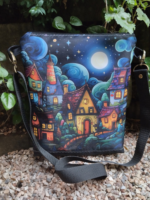 Jasmína crossbody večerní ulice — foto 1