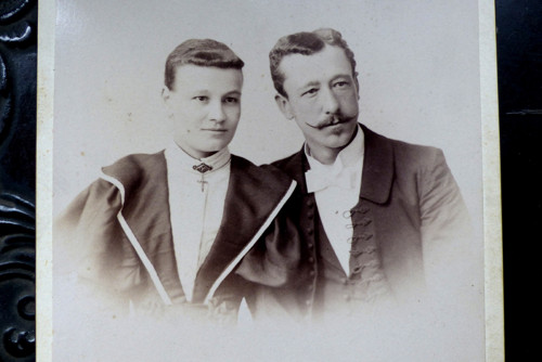 S křížkem ...stará kabinetní fotografie