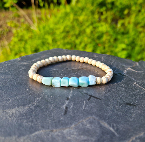 Přírodní larimar*kostičky*0,7 cm*howlit*náramek