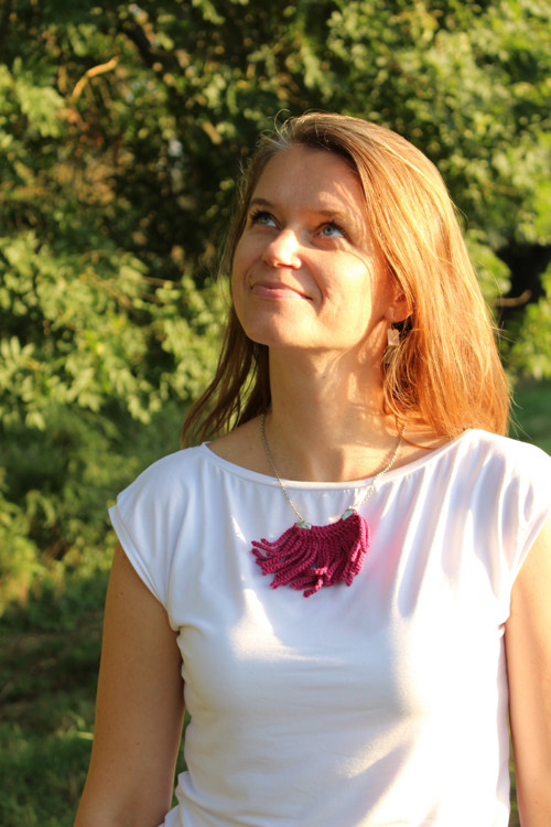 Nudličkový náhrdelník magenta — foto 1