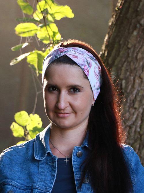 Prekrížená úpletová čelenka peony