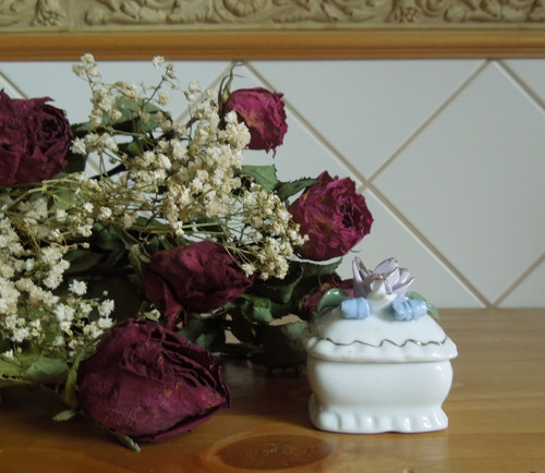 Porcelánová malá dózička s růžičkou