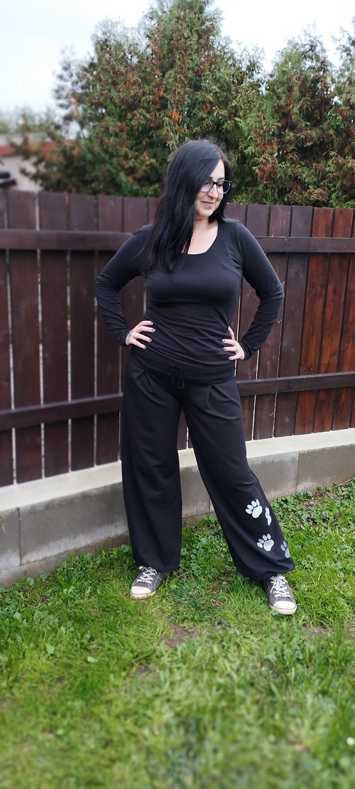 Taneční tepláky s tlapkami .
