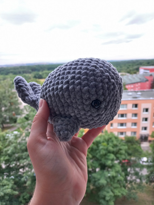 Šedivá háčkovaná velryba - prostě hodně velká ryba