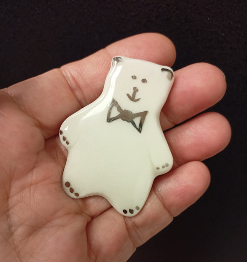 Porcelánová brož Méďa stříbrňák.