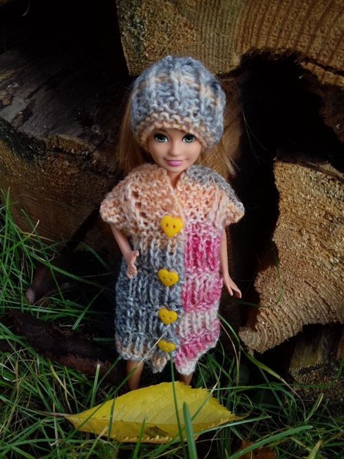 Pletená vesta a čepice pro panenku Barbie