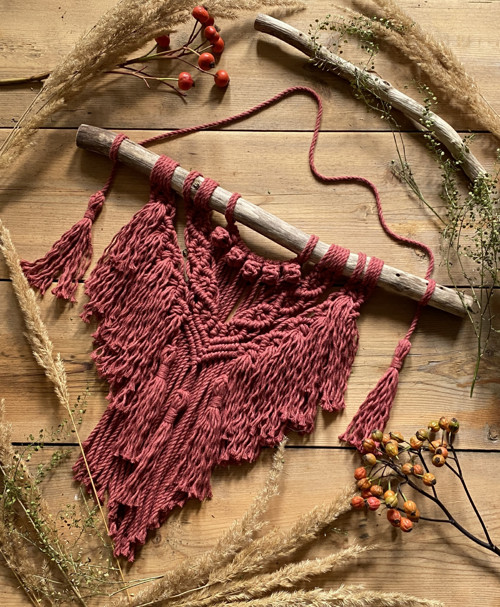 Macramé závěsná dekorace - divoká růže