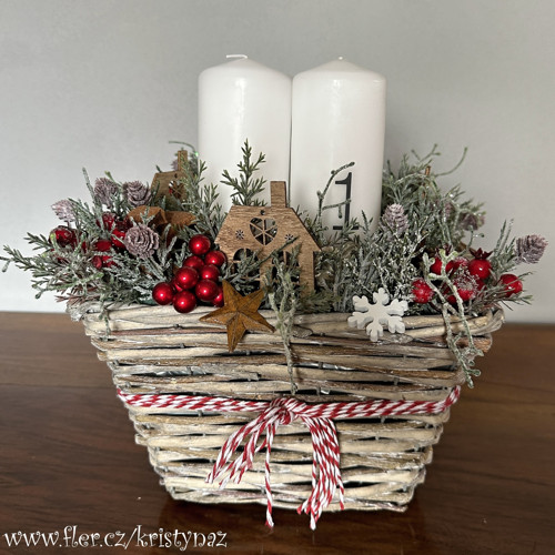 Adventní svícen v červenobílé — foto 1