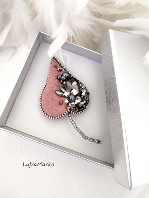 Staroružový lístok brož