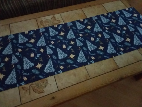 Ubrus zimní stromky na tmavě modrém