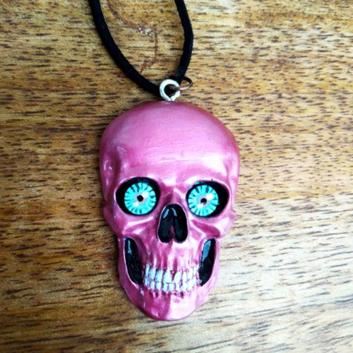 Malovaný náhrdelník "METALICKÁ LEBKA RŮŽOVÁ"