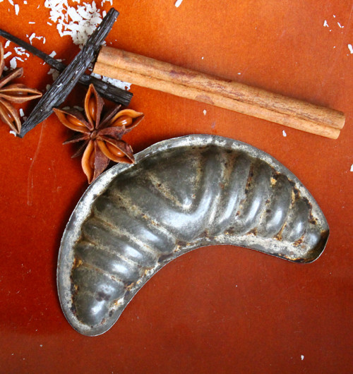 Starožitná formička rohlíček 9 cm