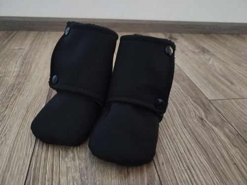 Capáčky ze softshellu s beránkem do kočárku