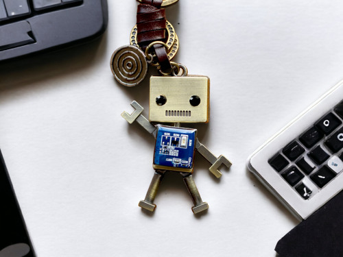 Robot - klíčenka — foto 1
