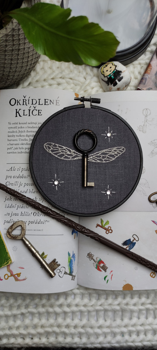 Okřídlený klíč (stříbrný) — foto 1