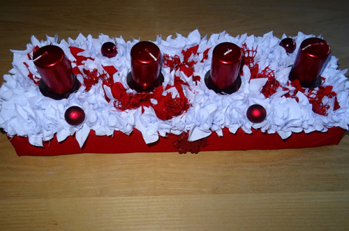 Vánoční adventní štola-červeno bílá