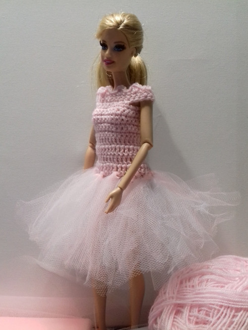 Háčkované šatičky pro Barbie růžovo-bílé