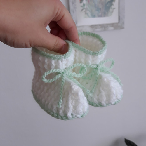Ručne háčkované čižmičky pro miminko biela/zelená