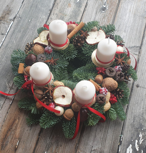 ADVENTNÍ VĚNEC mini: červenokrémový