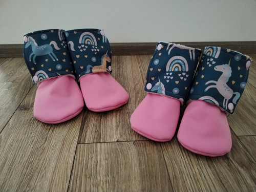 Capáčky ze softshellu do kočárku