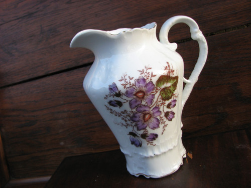 Květy fialové...starožitná porcelánová mléčenka