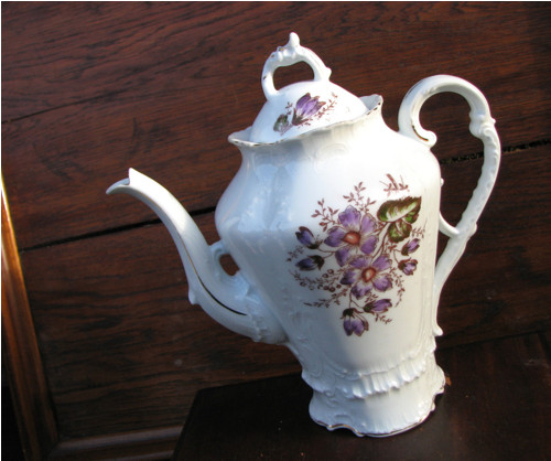 Květy fialové...starožitná porcelánová konvice