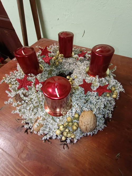 Adventní věnec plný květů