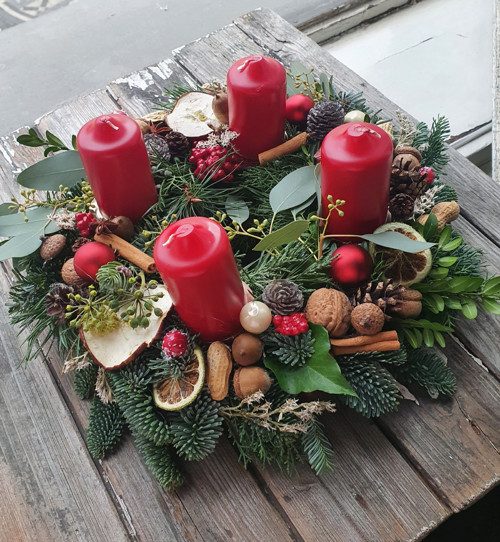 ADVENTNÍ VĚNEC: tmavě červený