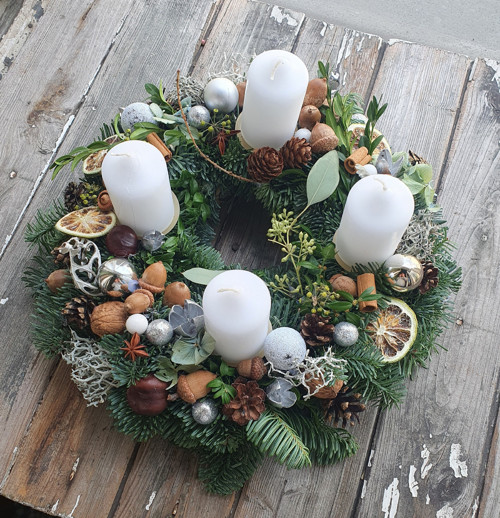 ADVENTNÍ VĚNEC: bílostříbrný