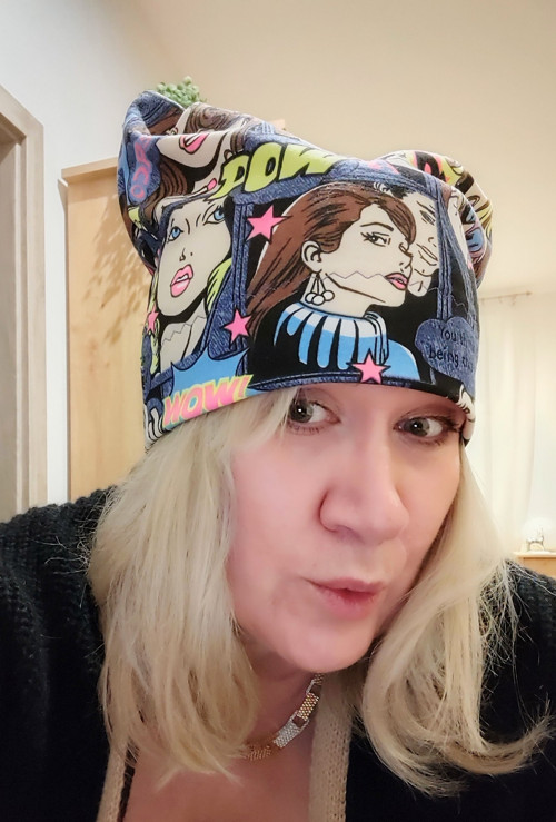 Čepice Comics s růžky