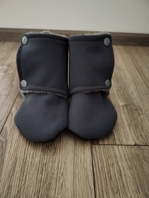 Capáčky ze softshellu s beránkem do kočárku