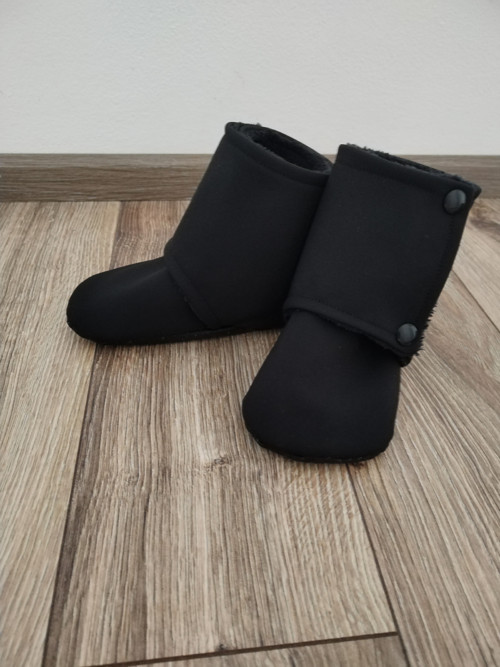 Capáčky ze softshellu s beránkem do kočárku